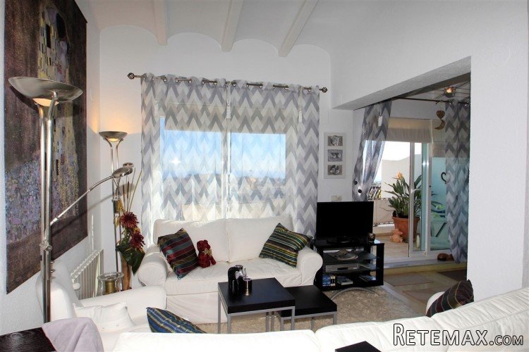 This immaculate sea view bungalow is distributed over two.. - 7