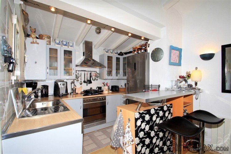 This immaculate sea view bungalow is distributed over two.. - 8