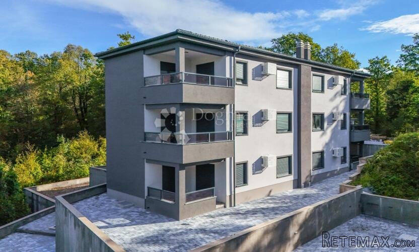 Izuzetno kvalitetna novogradnja u blizini centra Matulja