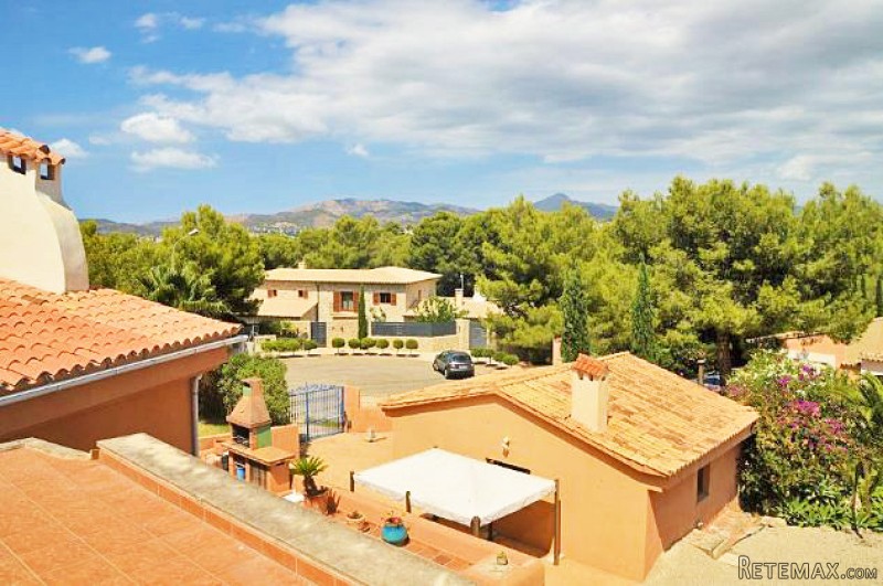 Exceptional Family Property With Pool