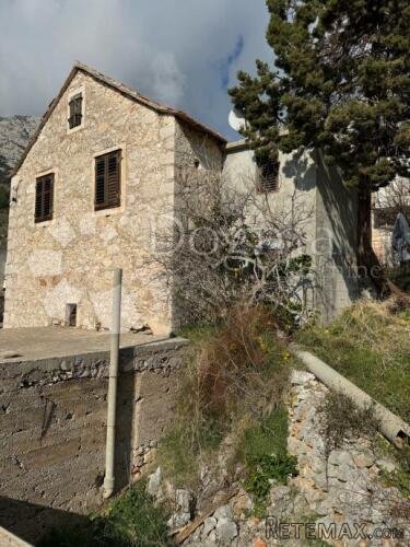 Kamena kuća s građevinskom zemljištem- Jels