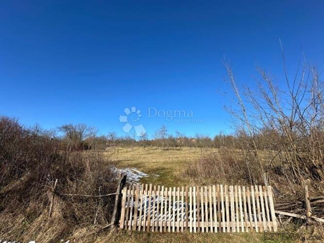 ZEMLJIŠTE NADOMAK PERUŠIČA U PRIRODI 11035M2 GRAĐEVINDKO !!