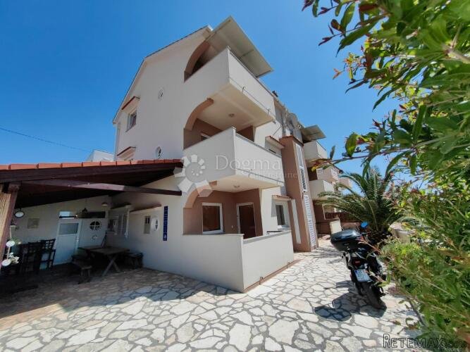 Kuća sa 7 apartmana, konobom i bazenom na 300 metara od mora