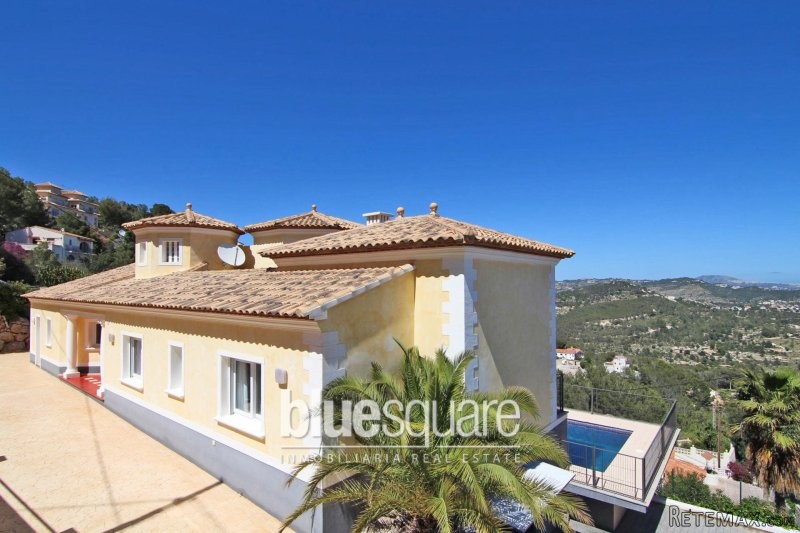 3-Bedroom, 3 bathroom villa on one..