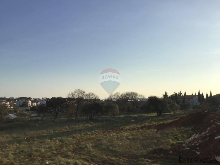 Medulin, građevinsko zemljište 700m od mora, 4408m2