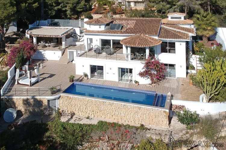 This luxury villa has been completely renovated in 2017 and.. - 2