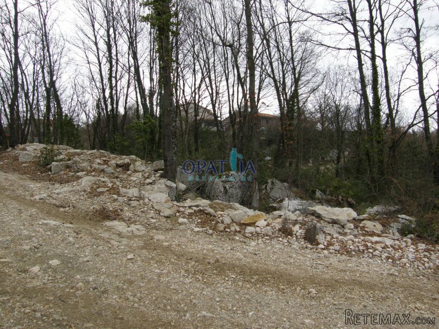 Pićan, nedaleko gradske jezgre prodaje se atraktivno.. - 3