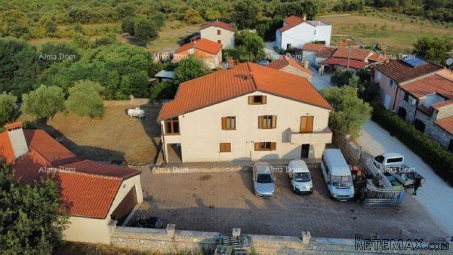 Prodaje se kuća 420m2 sa tri stana, Umag