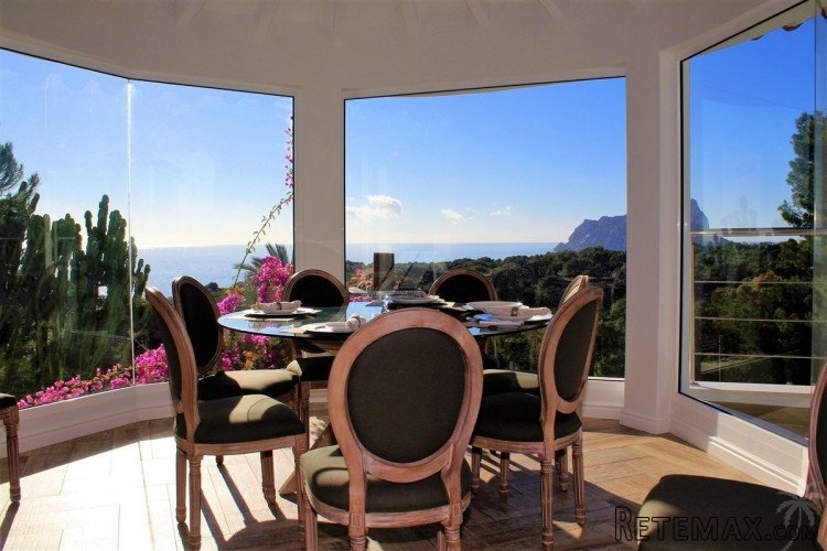 This luxury villa has been completely renovated in 2017 and.. - 8