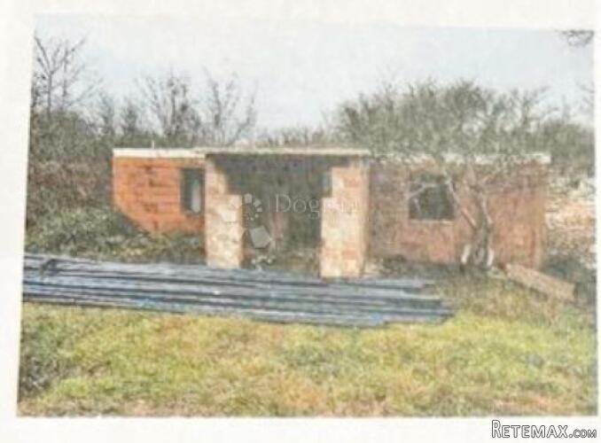 Građevinsko zemljište sa upisanim objektom i garažom