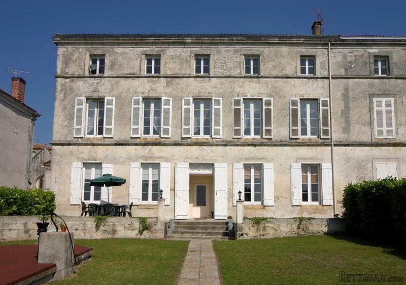 Spacious Stone House With Chateau Views