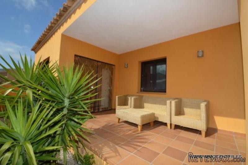 PAU: Nice house with a big terrace and..