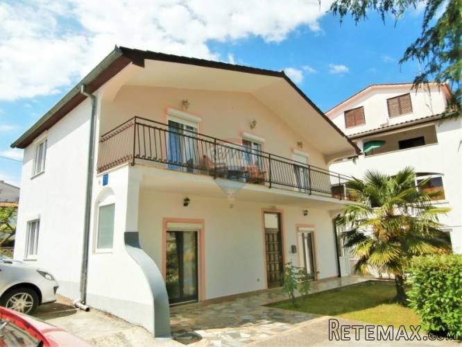 POREČ- kuća s dva stana 300m od mora