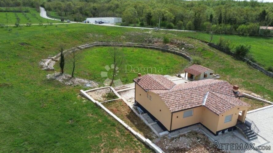 Istra,Svetvinčenat,moderna katnica s bazenom i imanjem - 2