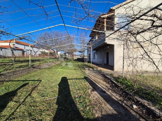 Kuća za adaptaciju u Sikovu – velika okućnica i odličan inve - 3