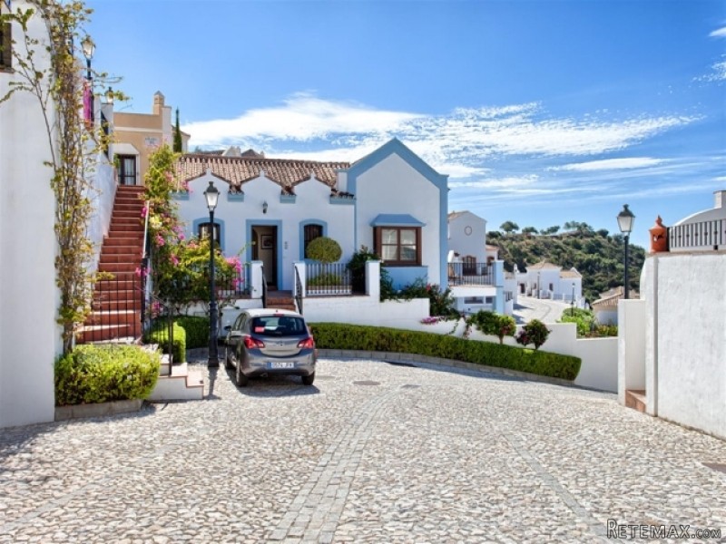 3 Bedroom Townhouse For Sale In La..