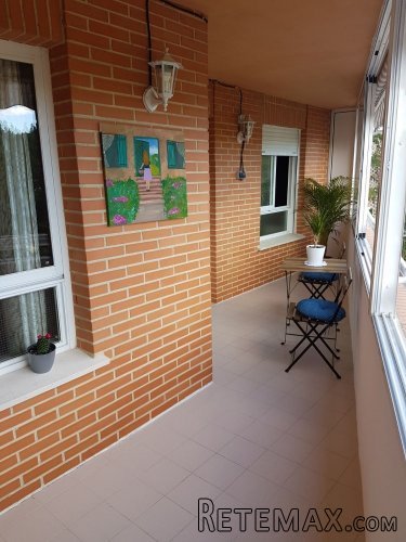 Está compuesto de 3 dormitorios y 2 baños. Tiene cocina i..