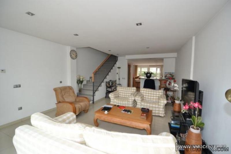 ROSES: Large duplex with private garage..