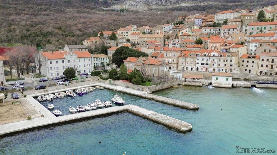 EXCLUSIVNO! 1. Red do mora! Kuća sa BAJNIM dvorištem okružen