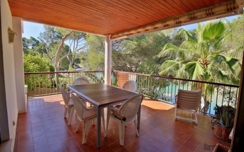 Frontline apartment with views and..