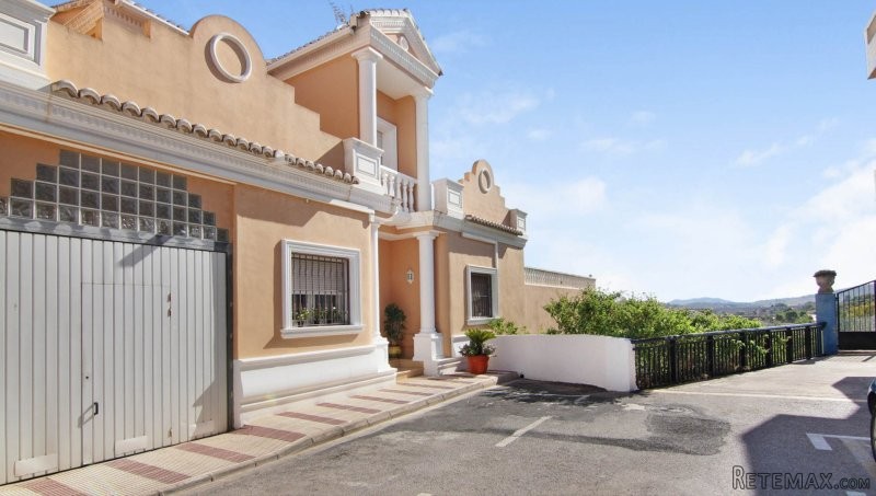 Beautiful townhouse on the river in..