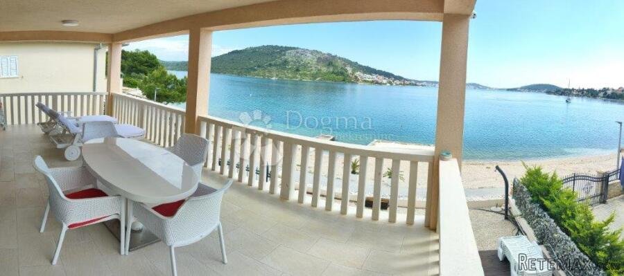 ROGOZNICA- PREDIVNA VILLA NA PLAŽI