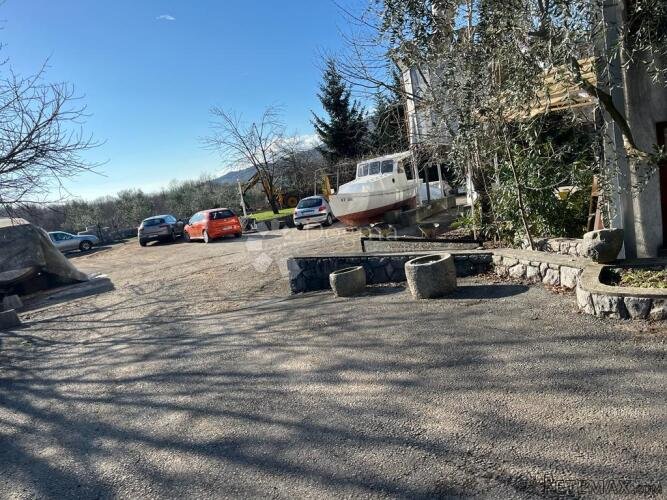 DVIJE HALE PO 250m2