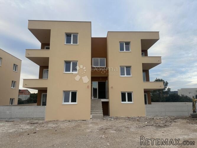NOVOGRADNJA, Dvosobni stan u prozemlju s terasom, dvorištem - 2