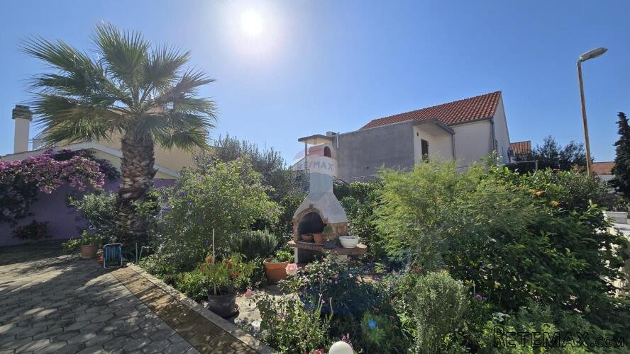 Vodice - kuća sa 7 apartmana i velikim dvorištem - 2