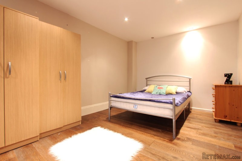 Single with double bed near Ealing..
