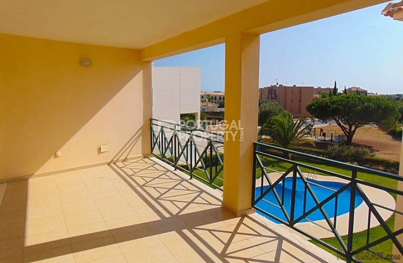 Spacious 2 bed with large terraces near..
