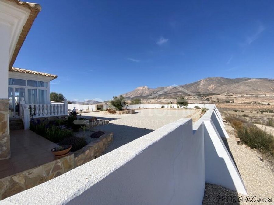 NEW LISTING TO VOSS HOMES - A large beautifully presented 3.. - 2