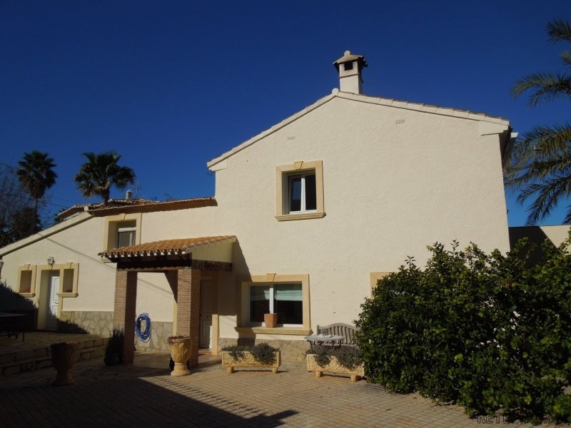 Substantial 5 Bedroom Detached Villa..