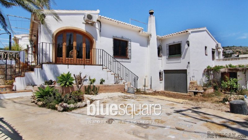Finca style house close to the old town..