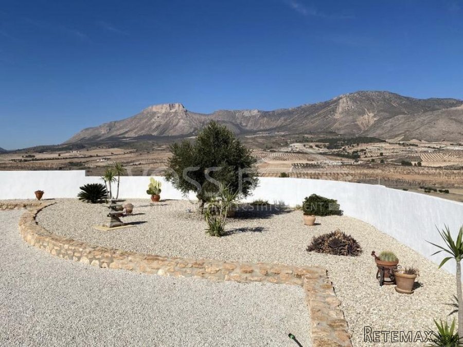 NEW LISTING TO VOSS HOMES - A large beautifully presented 3.. - 7