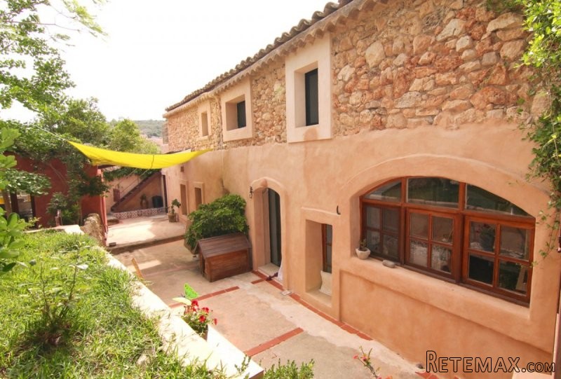 Charming house with garden in Santa..