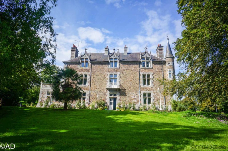 Chateaux For Sale Set On 2.7 Hectares..