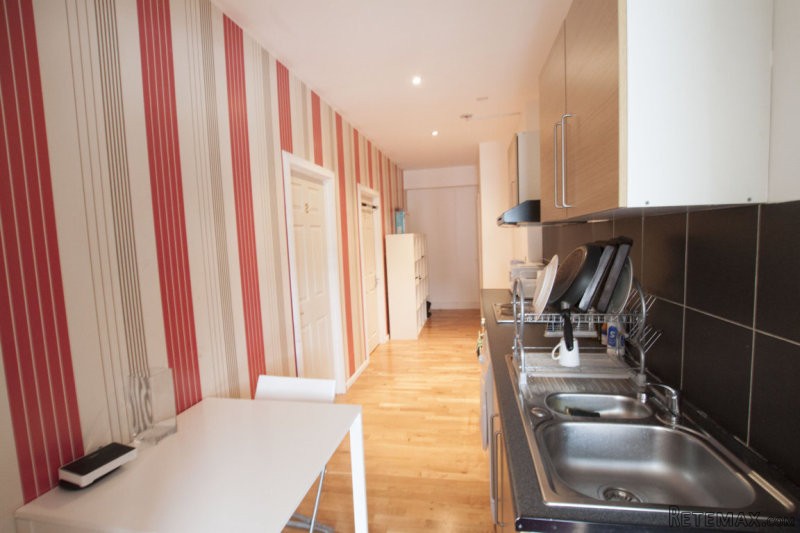 Single with double bed near Canary.. - 2