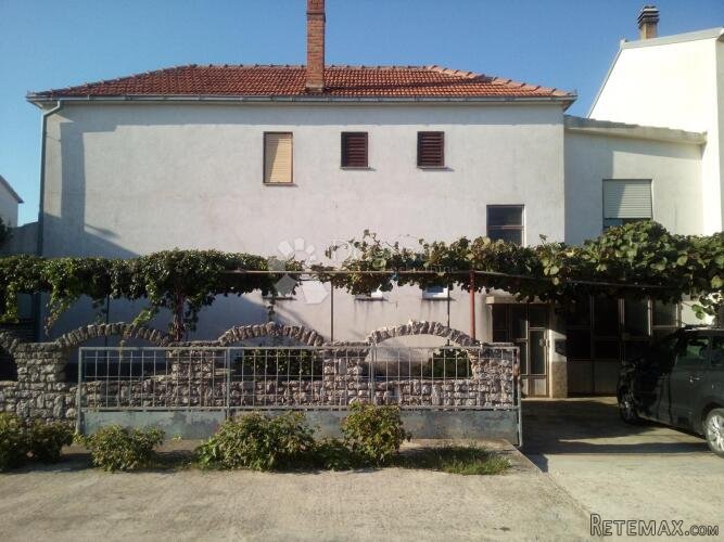 Biograd na Moru, kuća sa 3 stana