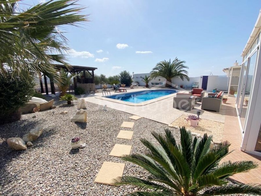 NEW & EXCLUSIVE TO VOSS HOMES - A lovingly presented, 3.. - 6