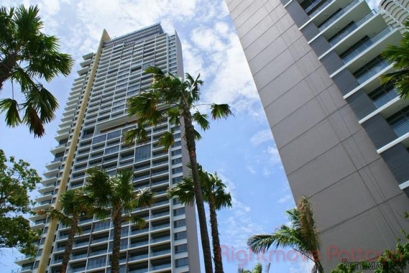 2 Bedroom Condo for sale in Wongamat -..
