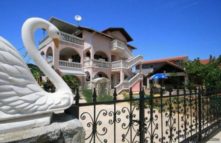 VODICE, ŠIBENIK apartmanska kuća sa velikom okućnicom