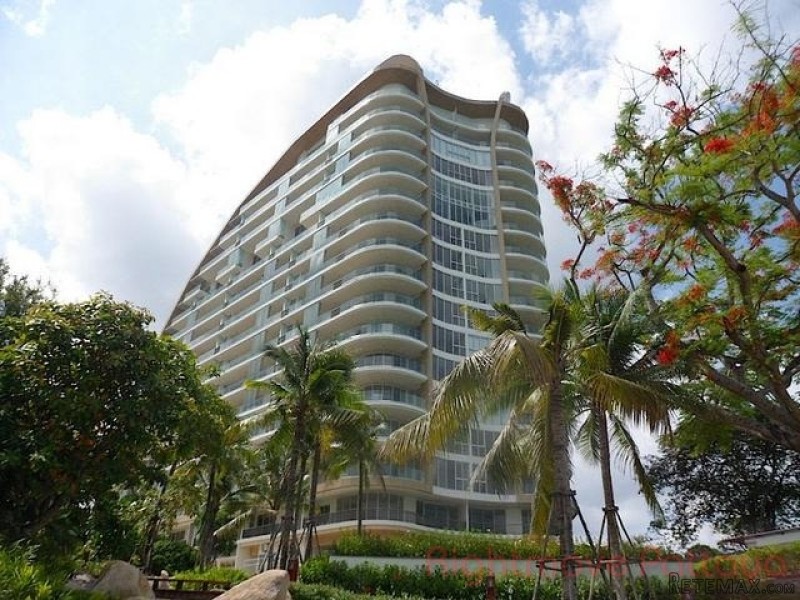 2 Bedroom Condo for sale in Wongamat -..