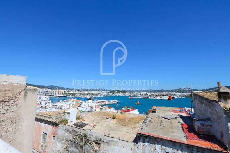 Renovated and spacious townhouse in Sa..