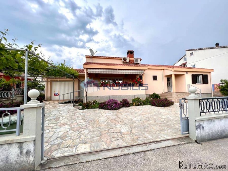 Zadar, Vidikovac, obiteljska kuća ukupne površine 395 m2