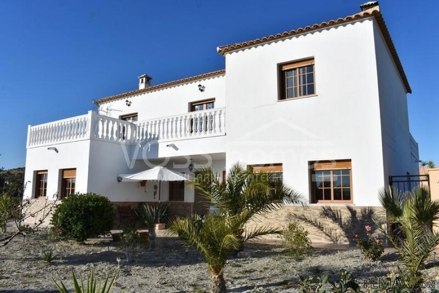 EXCLUSIVE TO VOSS HOMES - A Large, truly impressive 246m2..
