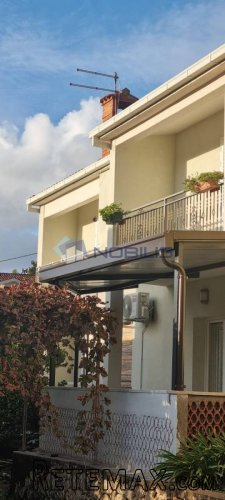Ploče-Baćina, kuća 300m2 s dva odvojena stana podrumom i pa..