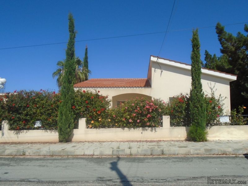 3 Bedroom Villa with Pool in Coral bay..