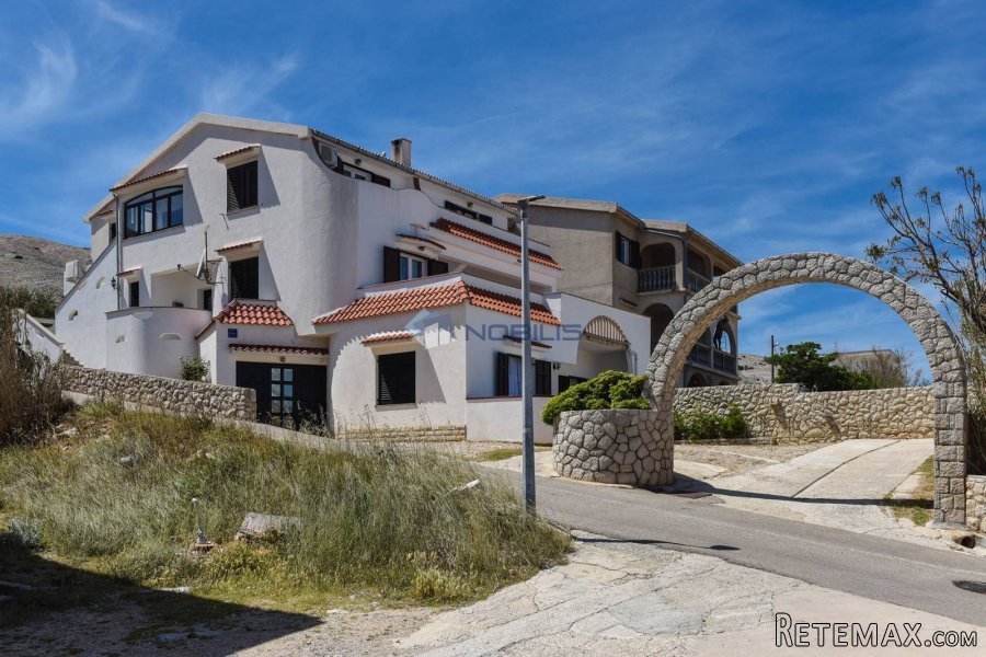 Pag, samostojeća kuća 500m2, 4 apartmana, okućnica 500m2