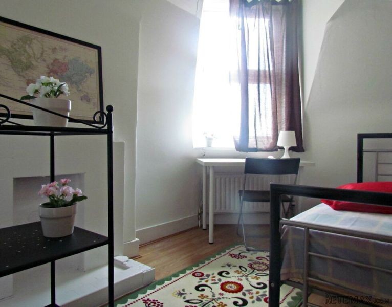 Single with double bed near Turnpike..